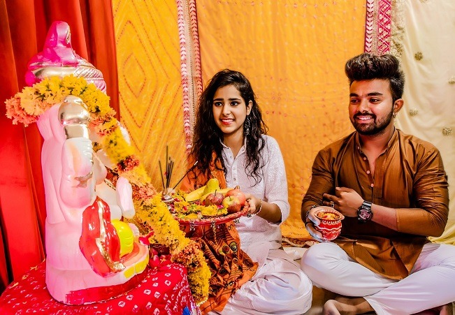 How-to-Worship-God-Sitting-or-Standing